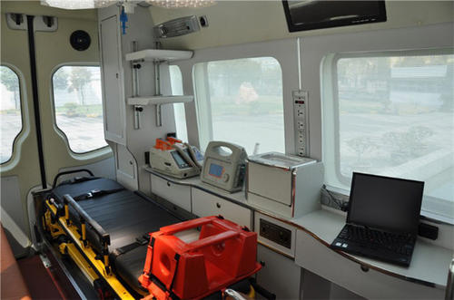 长宁区救护车内部